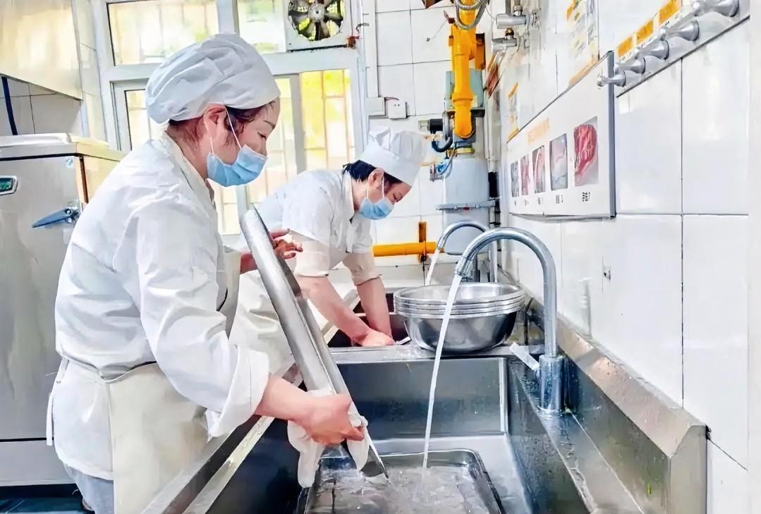 有个在幼儿园当后勤主任的朋友表示，非常不理解天水某幼儿园这件事。因为她说绝大多