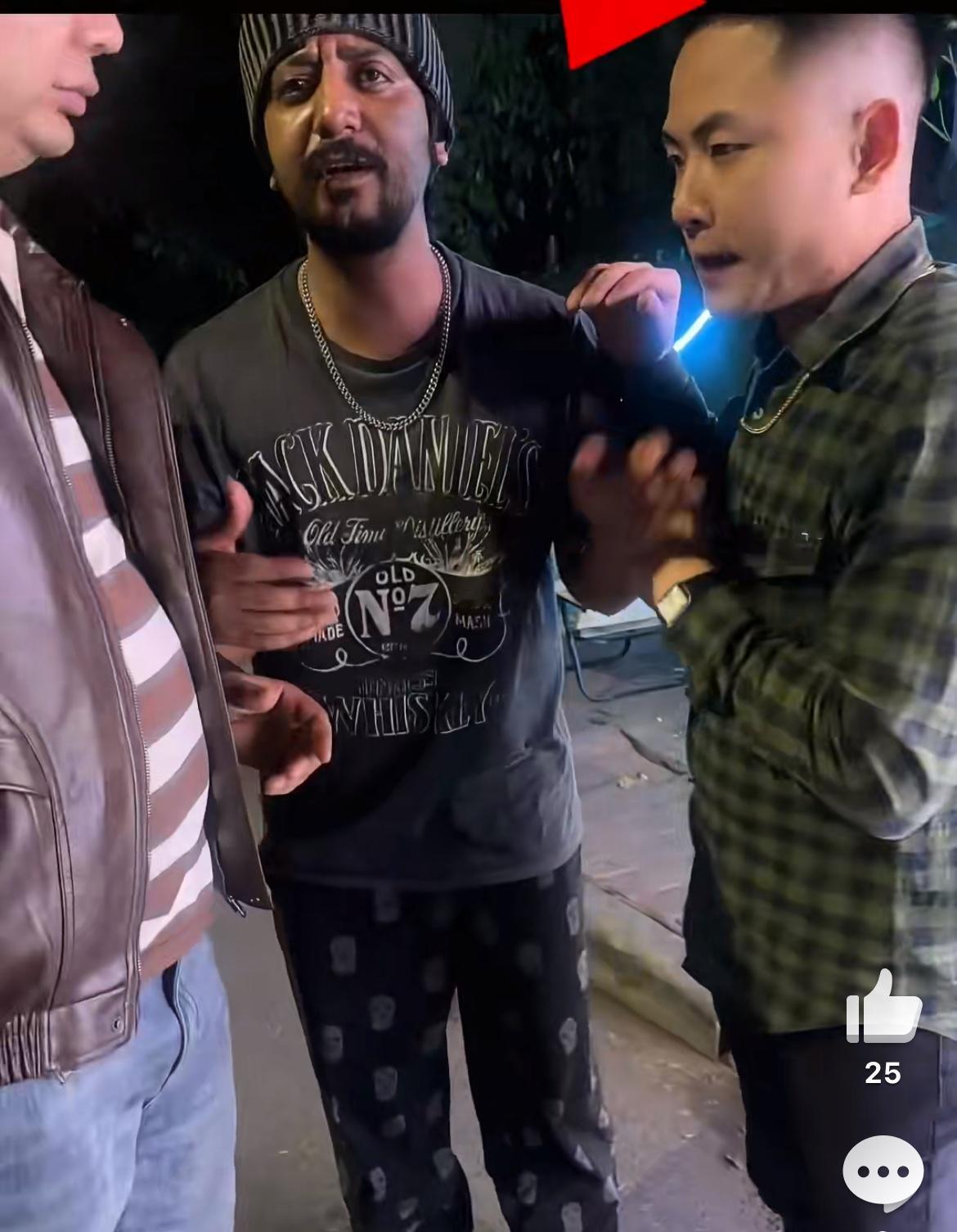 广州深夜街头，疑似喝酒的外籍男子对路过的中国母女出言侮辱。女子气愤不过，找他理论