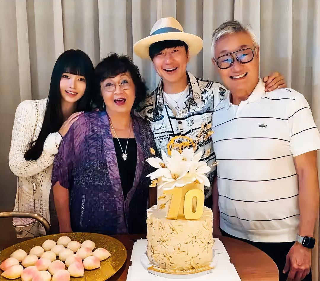 林俊杰晒出与女友同框合照，为妈妈庆祝70大寿！四人笑容灿烂，画面温馨有爱。JJ甜
