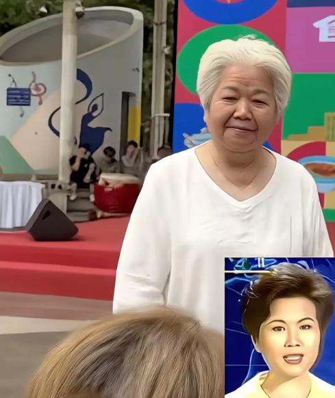 前《新闻联播》主持人邢质斌罕见露面，78岁满头银发身形圆润，素衣布鞋坐在菜市场角