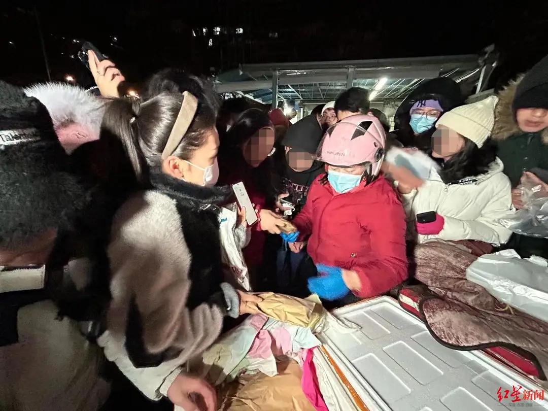 “鹅腿阿姨”赚钱有人眼红了，其实她并不像传说中的一年赚几百万，他儿子说每个月也就