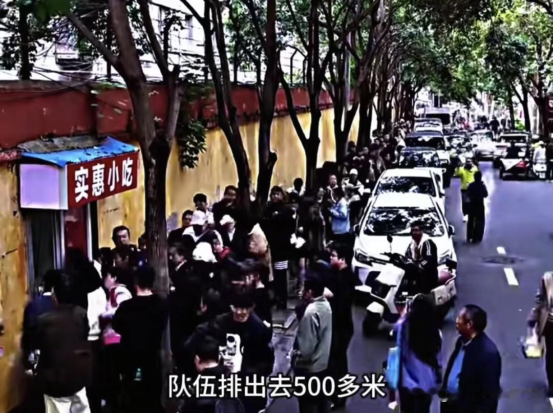 郑州炒八掺老板被流量逼到崩溃，直呼受不了郑州有家卖炒八掺的小店，原本12块