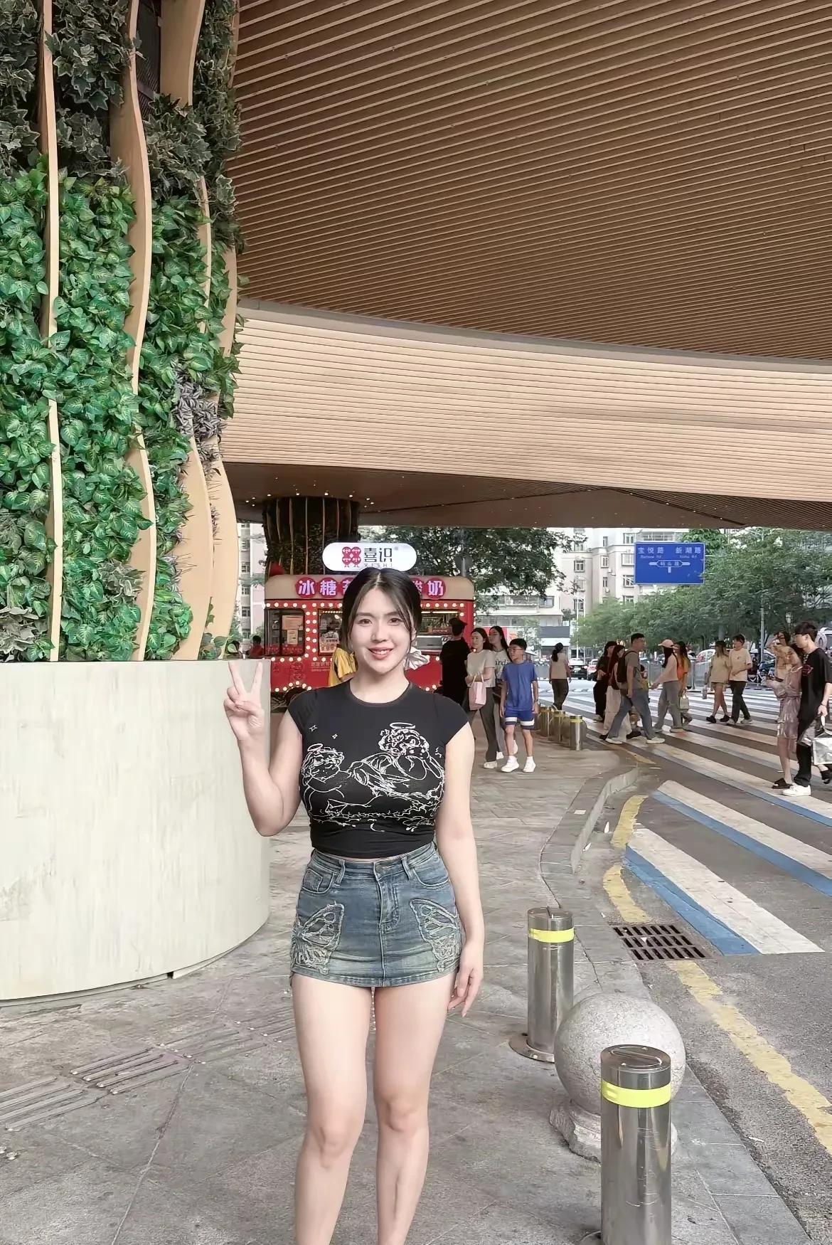 还是胖了点，显得壮实，要是再瘦点就好了。这样的身材，男人估计不怎么喜欢吧！