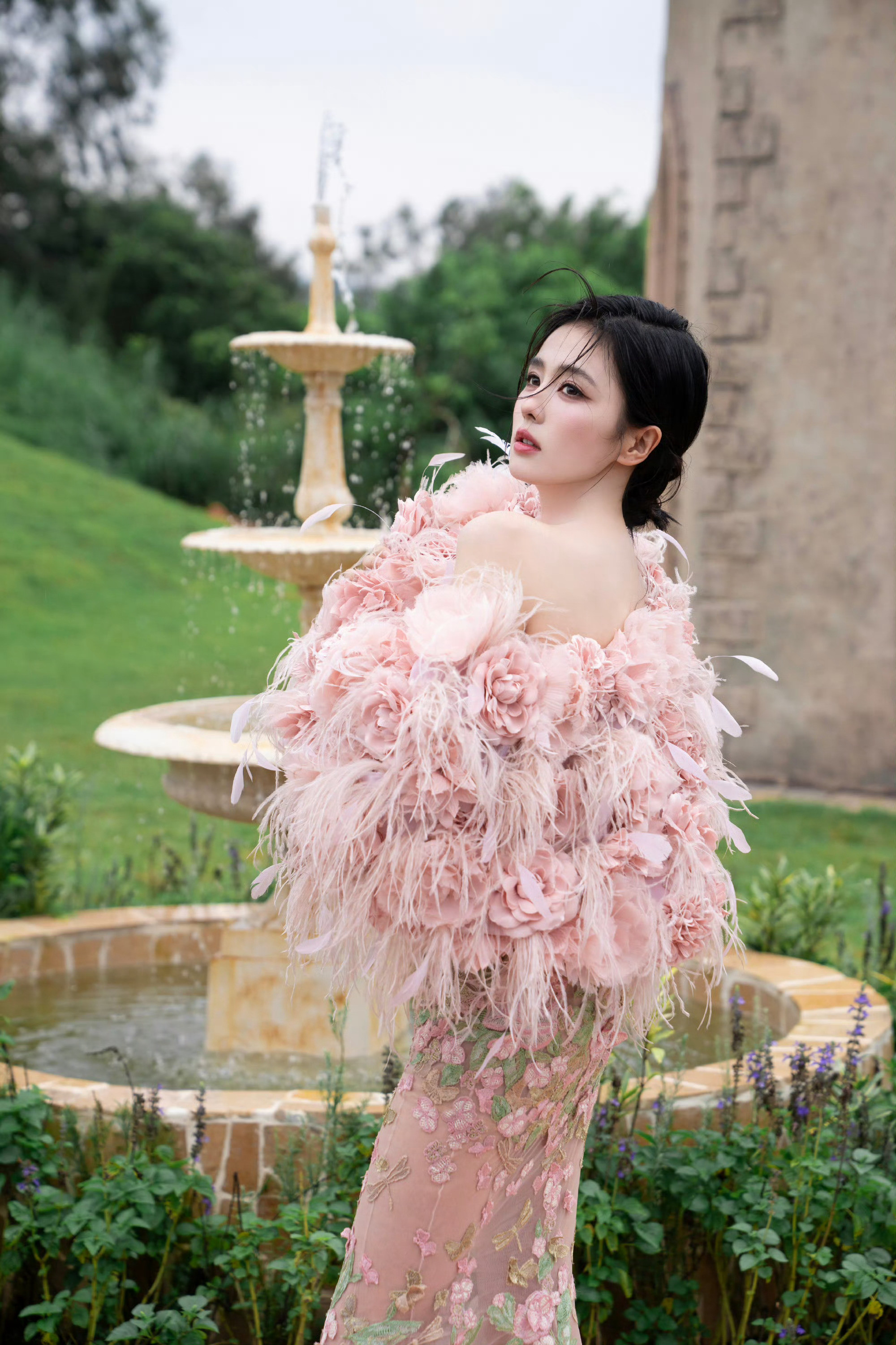 白鹿黑裙与蝴蝶白鹿美成这样还有什么心事吗😖黑色抹胸长裙冷艳魅惑，繁花挂脖长