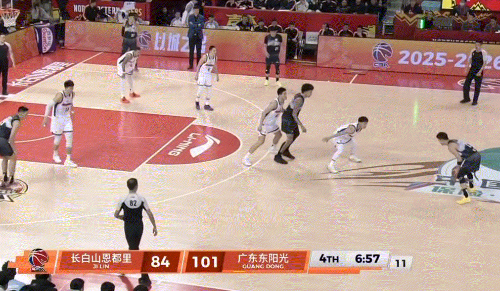 昨晚看到这球笑死🤣，王洪泽跟徐杰爱的抱抱，大延误防守的一些细节下来还要看录像总