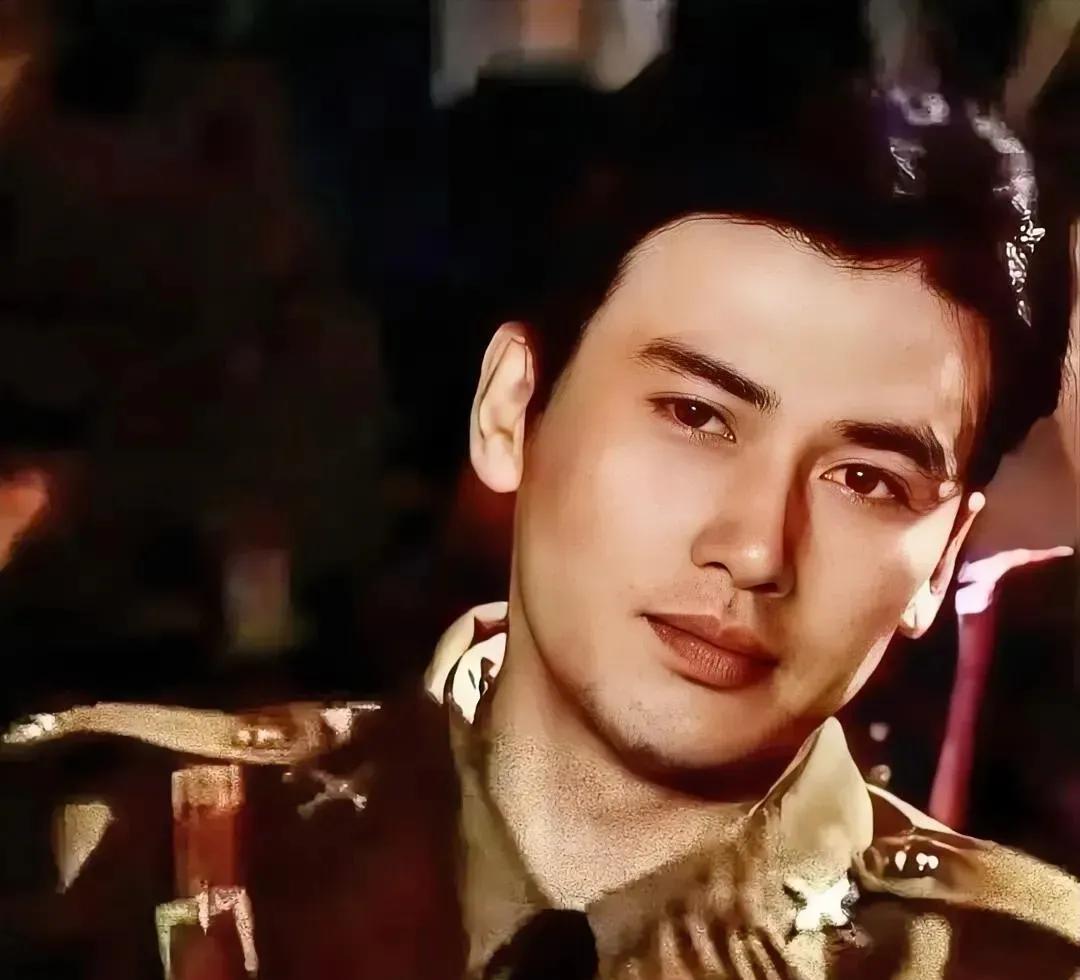 好帅气的男人啊，浓眉大眼，五官端正，极具吸引力。他就是男演员柳云龙，一位魅力非凡
