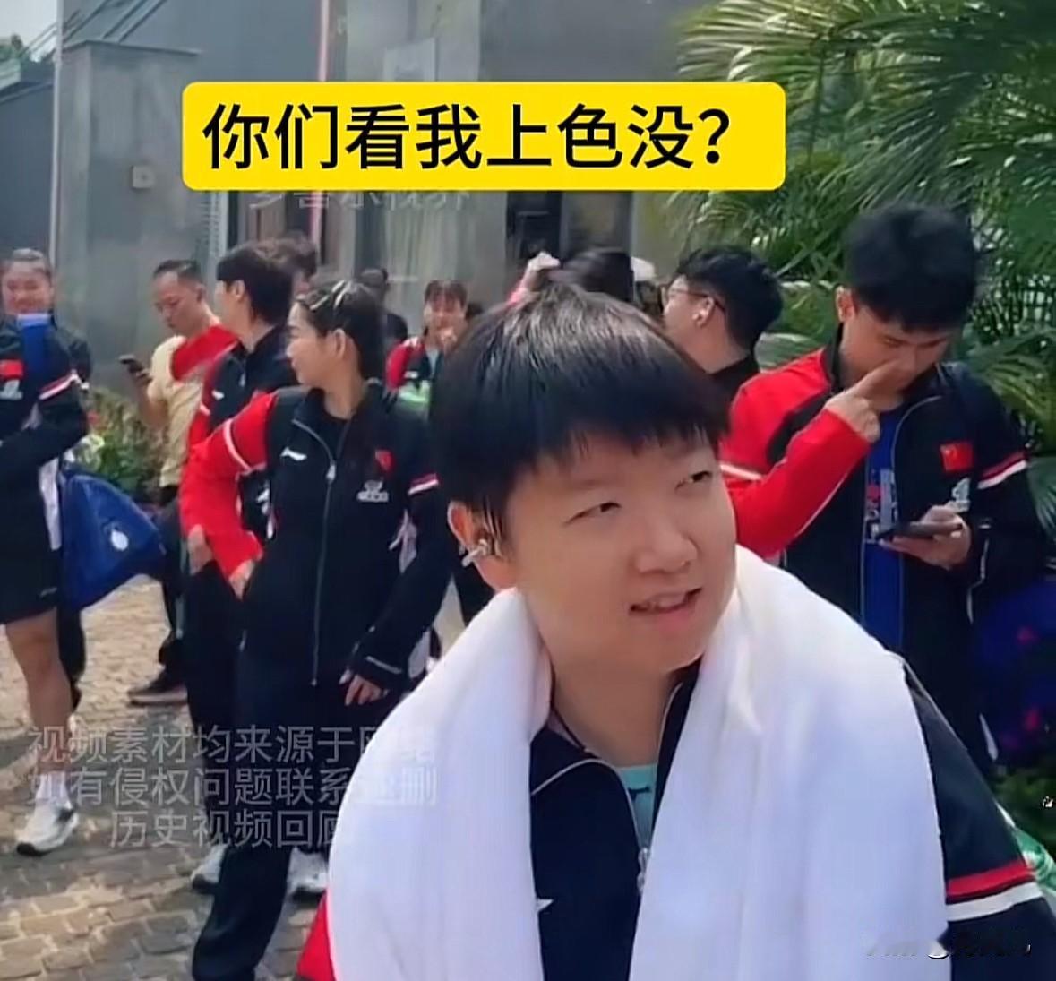 印度亚锦赛队员们下训路边等大巴，莎莎姐笑得命很苦的样子曼昱在场馆里头顶冰袋