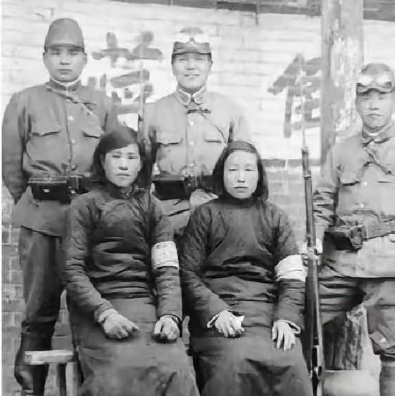 1942年，在天津，大汉奸刘四姐作恶多端杀人无数。这一天，几个日本人找到刘四姐，