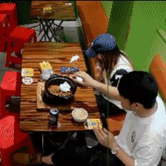近日，重庆。一对年轻情侣在餐厅用餐，准备起身离开时，男生竟随手将饮料瓶、用过的