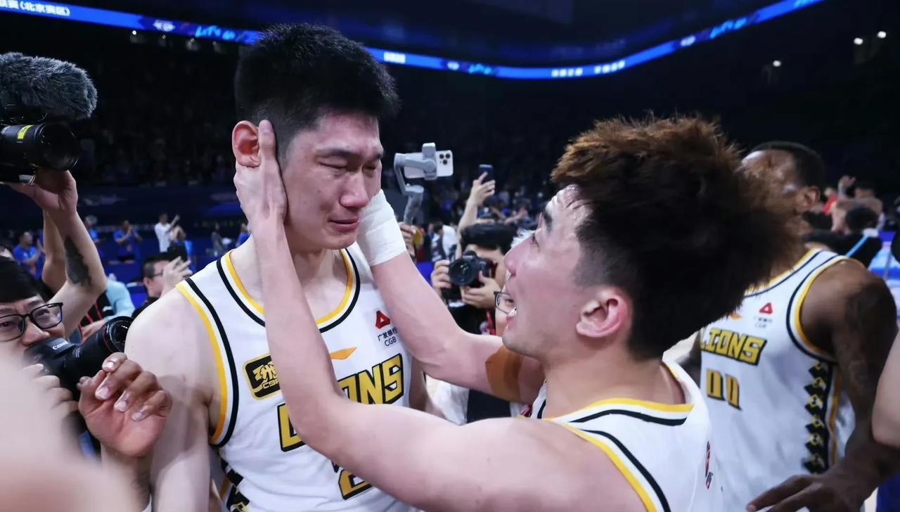 为什么球迷对于胡金秋和孙铭徽的态度截然不同呢？我觉得，主要还是性格问题，胡金秋