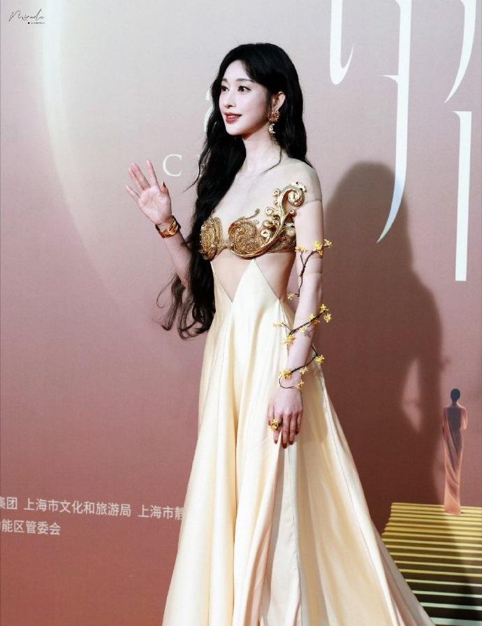 今天张俪在上海出席时尚活动，她这回搭配的很有特色，看起来超有女神范儿。张俪上身