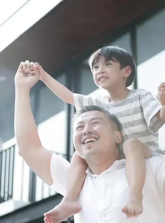 关于九岁男孩坐后备箱一事儿，我敢断定孩子爸爸和这个后妈的生活肯定维持不了五年，我