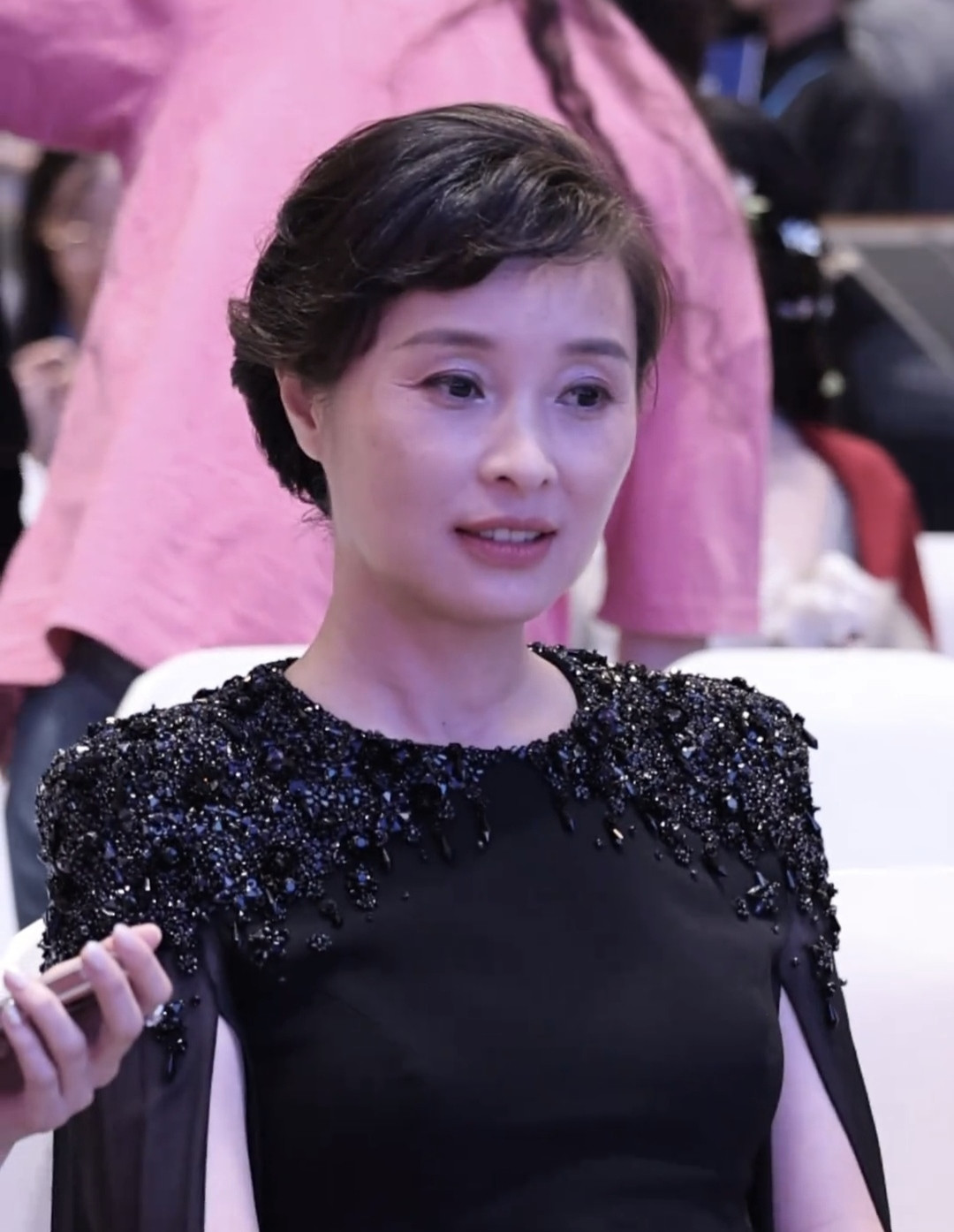 吴越一身书卷气，多自然啊，连眼角的细纹都那么优美