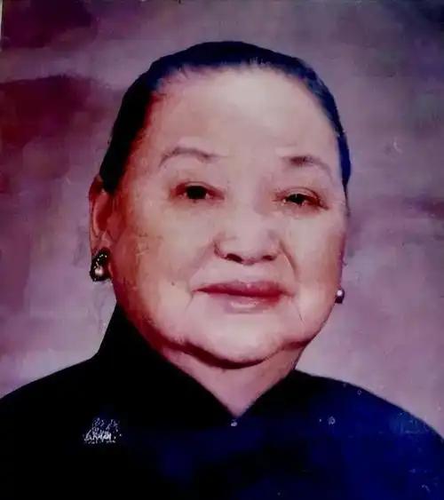 一位性学专家说："女人喜欢你的几个表现：一喜欢咬你，二喜欢摸你，三喜欢投喂你，