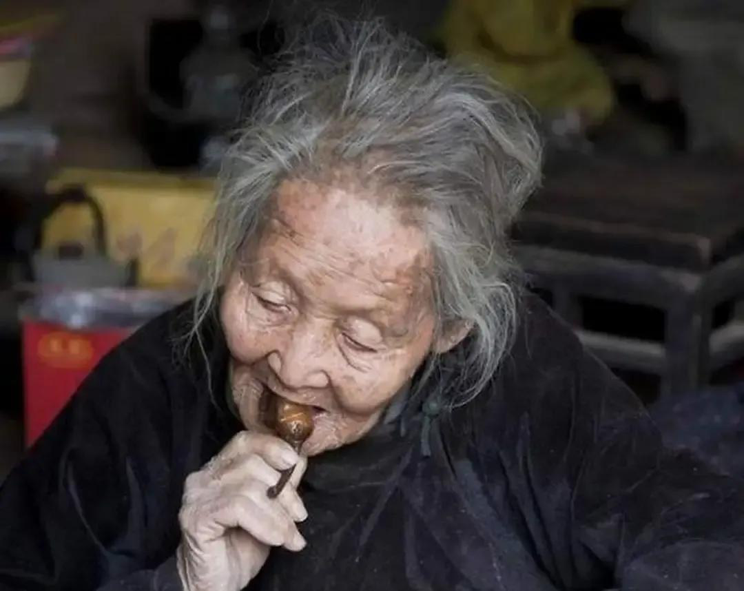 孙子要上幼儿园，老人开口要两万学费，儿子一句“没钱先垫”把电话挂了。村里人都清