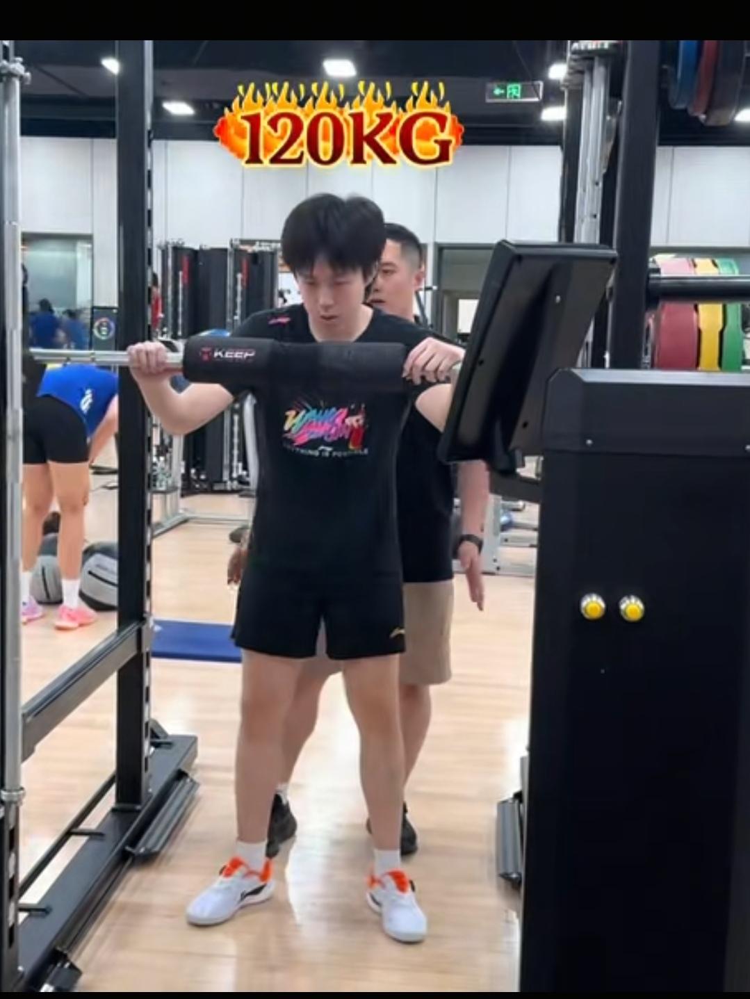 女娲刚给你捏的，还没晾干呢楚钦调侃别人的话总是独一无二的版本。楚钦和牛牛还有