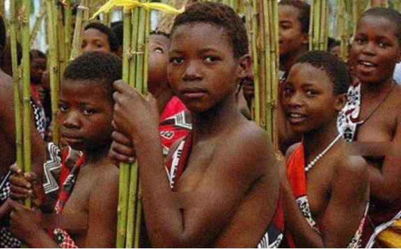 非洲有一个特别奇葩的部落，在这里未婚女子不能穿上衣，只穿短裙，这里的男人，居然需