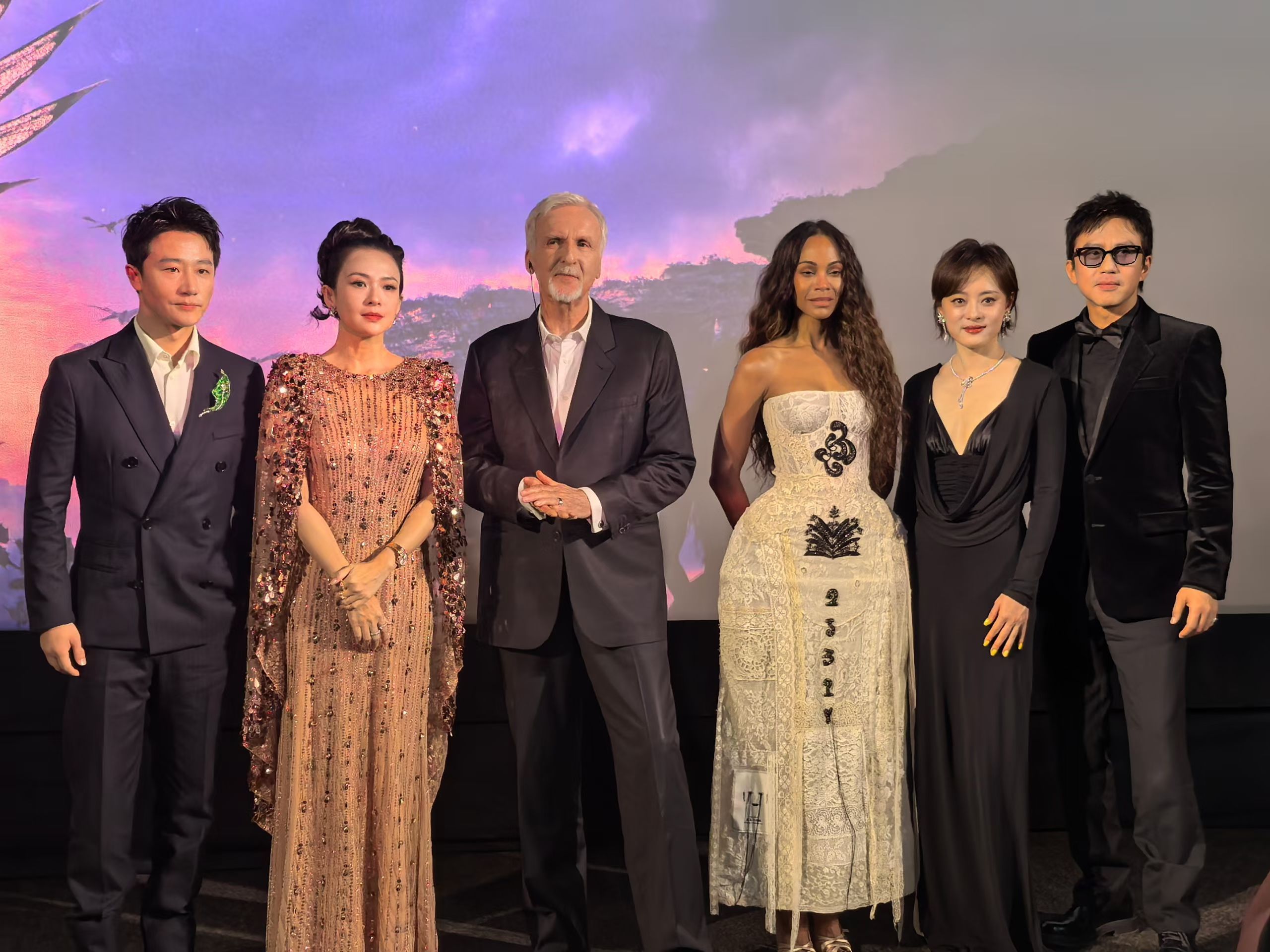 卡梅隆新片《阿凡达3》中国首映礼现场，孙俪和邓超长得越来越像了。