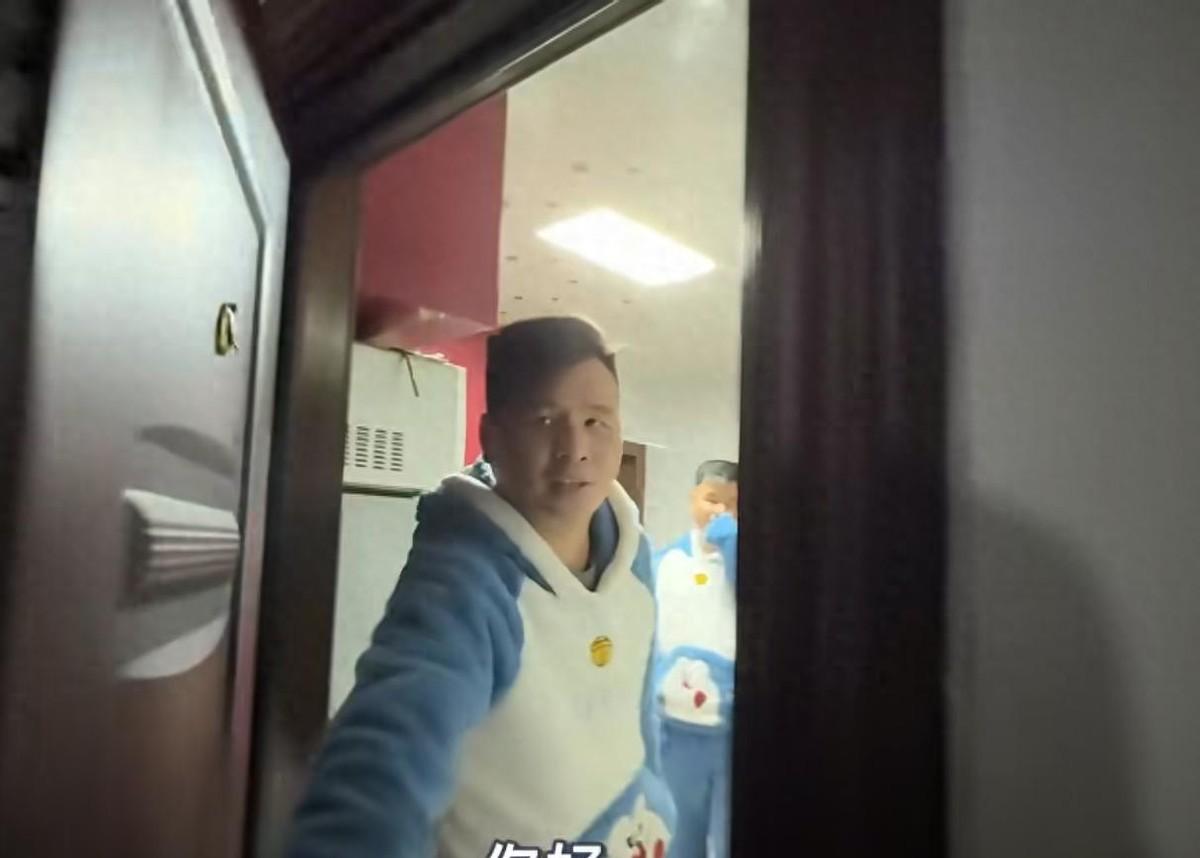 谁能想到，在寸土寸金的上海滩，有两个42岁的大老爷们，硬是把日子过成了一部“反传