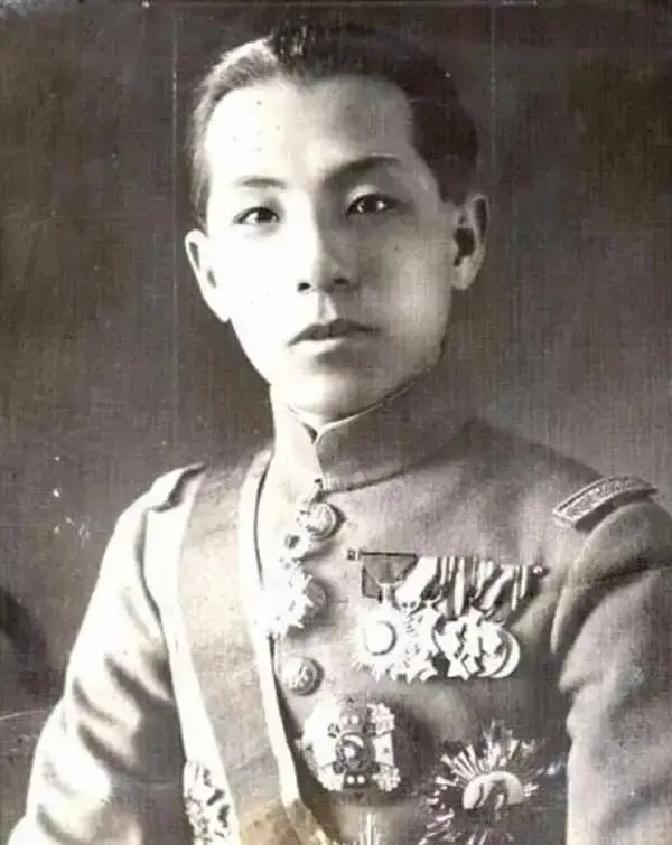 1938年，张学良进城理发，路上碰到一个东北军中校，对方激动地大喊：“少帅！”此话一出，一旁的特务脸