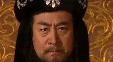 1121年，辽国皇帝耶律延禧派人给文妃萧瑟瑟送去一杯毒酒。萧瑟瑟面如死灰："