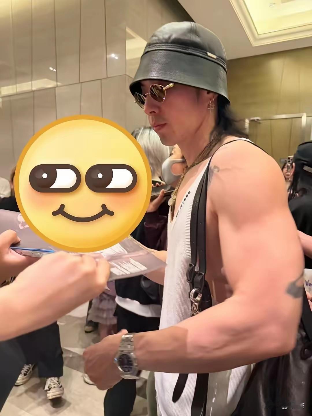 吴建豪48岁的状态：肌肉线条分明、皮肤白到发光我的状态：爬三楼喘气、黑眼圈掉到