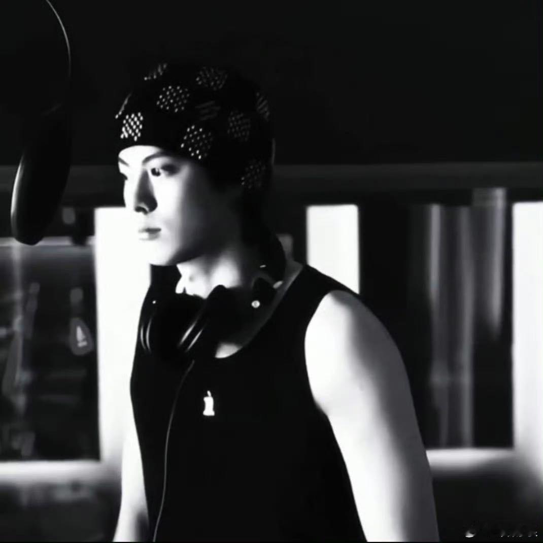 王鹤棣化身“超级玛棣”闯像素关卡的画面太有趣了，他的动作夸张却不失协调，每个卡点