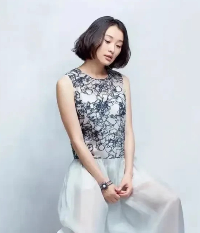 吴越啊你是该做的一样没做，没结婚，没对象，也没有孩子，现在都53岁了，还是一