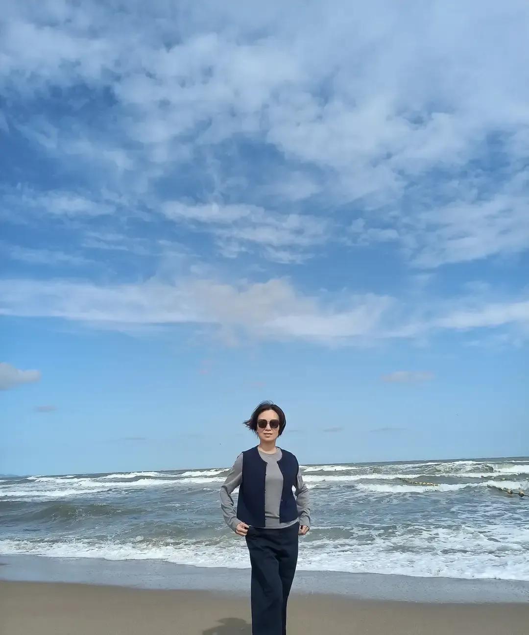 刷到一位更年期大姐晒三十年体重不变，我直接暂停啃鸭脖。她说晚饭不吃主食，五点起