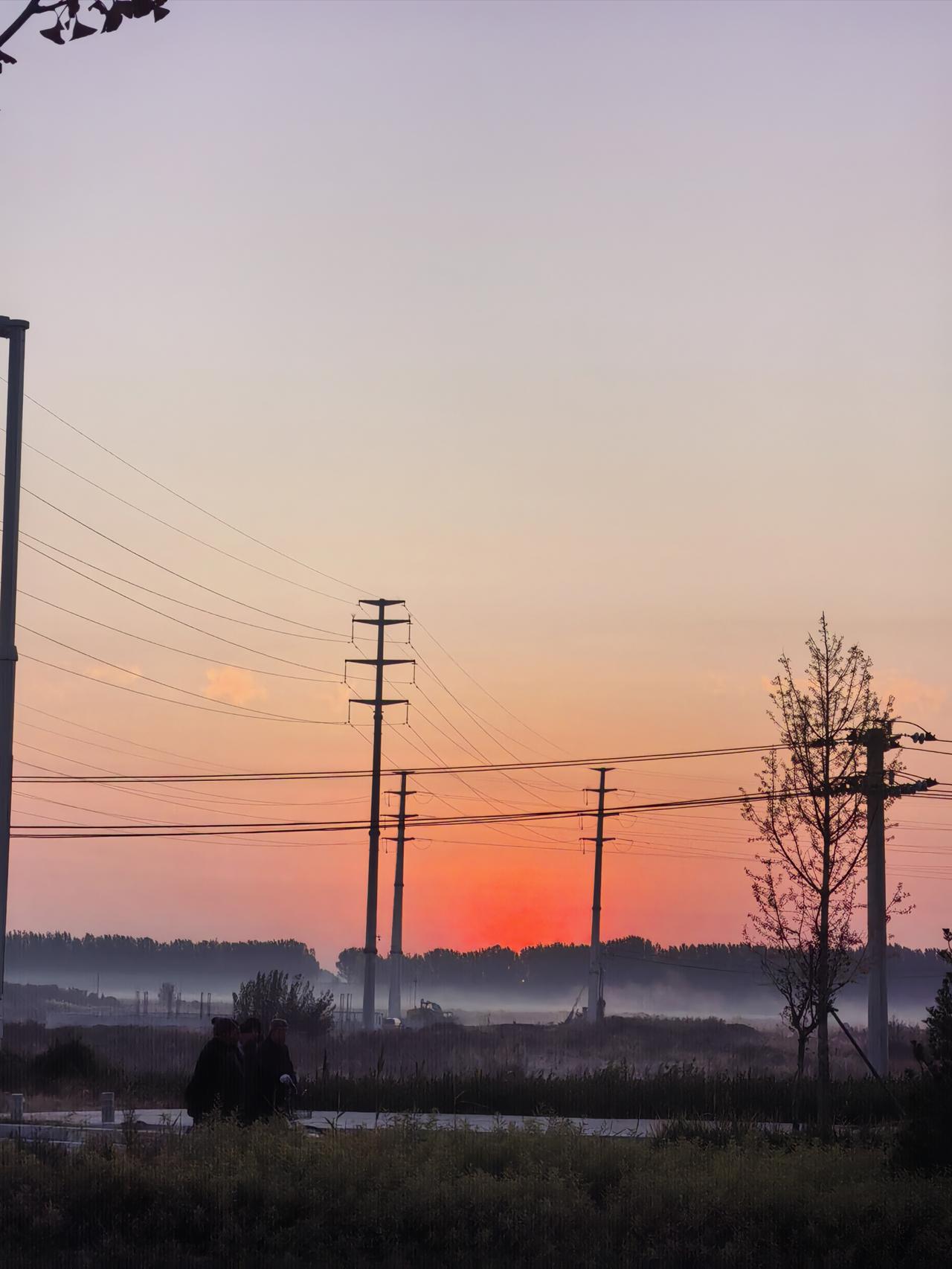 昨天和楼上邻居大姐聊天，她说一个侄女在省城一个公司上班，做产品销售。三十六七岁了