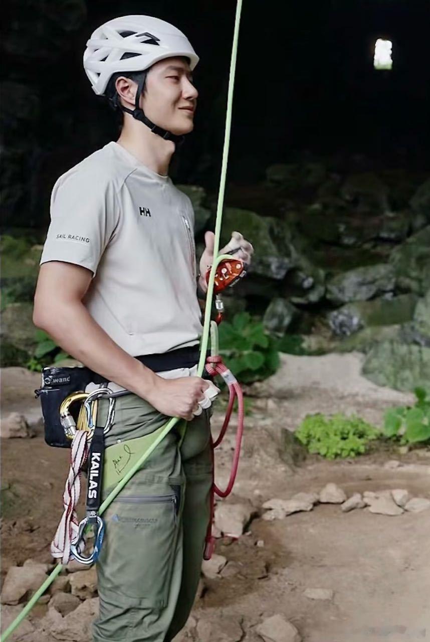 王一博掉下来第一件事是捂裆第一季的时候专注于攀岩大意了，上了热搜第二季赶紧捂好结