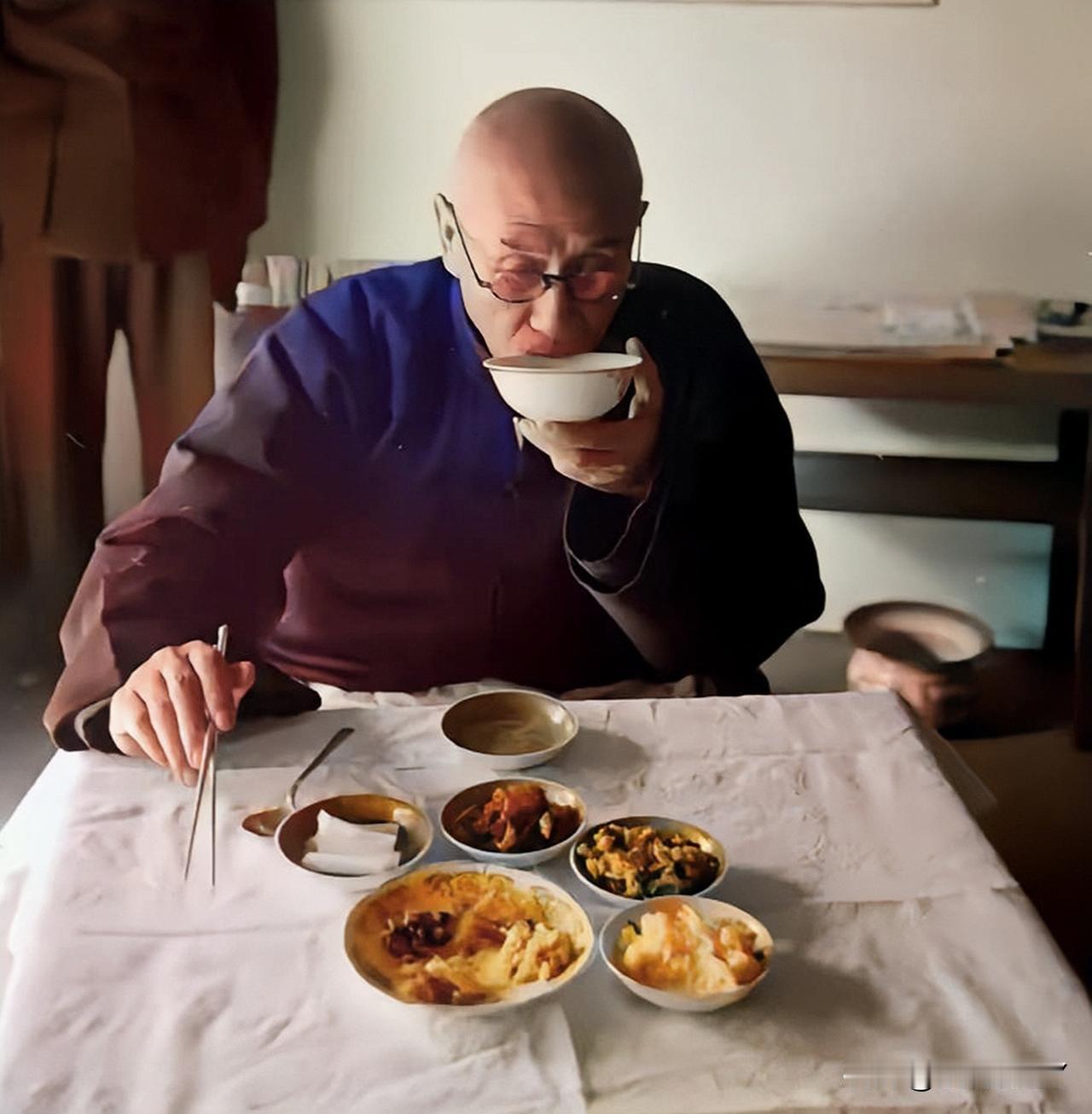 这是阎锡山在室内用餐时的一张老照片，拍摄于一九五八年的台湾。这而非演员扮演，确是