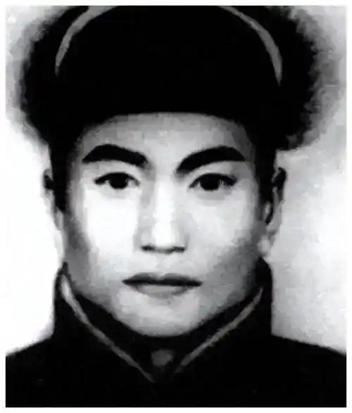当年蒙古草原上发生了一场实力悬殊的战斗。东北军损失4000多人，围剿一支只剩几
