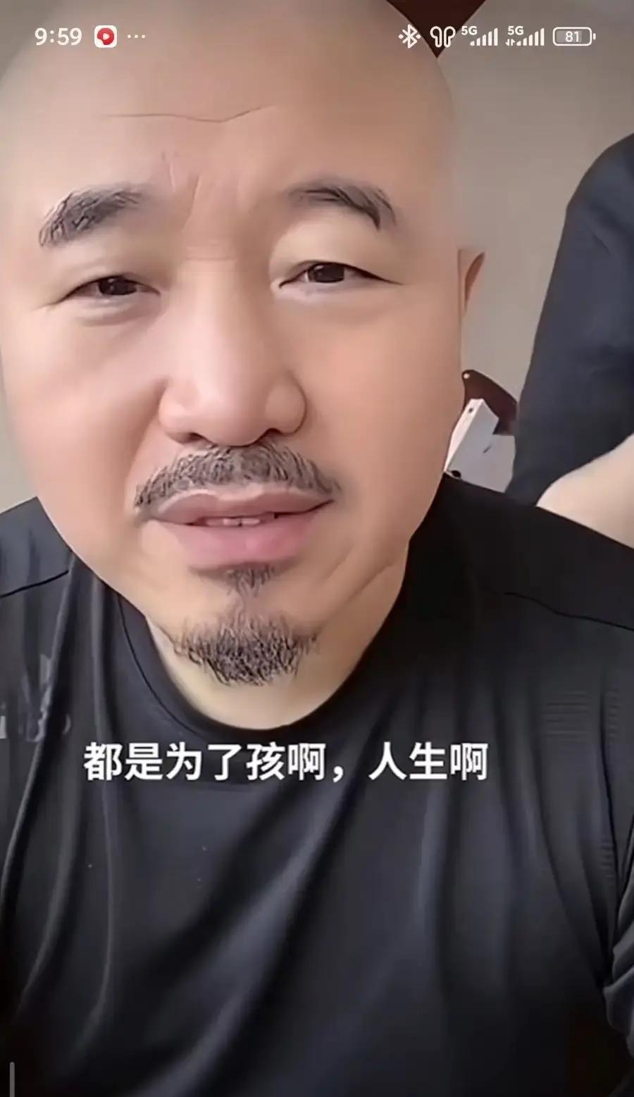 直播间里她顺手帮他擦掉嘴角的饭粒。这个动作撬动了五千万播放。所有人都在等一场