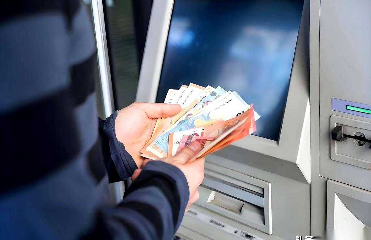 我发现一个巨扎心的事儿。80后，尤其是当了爹妈的这波人，他们玩命存钱，但你仔细