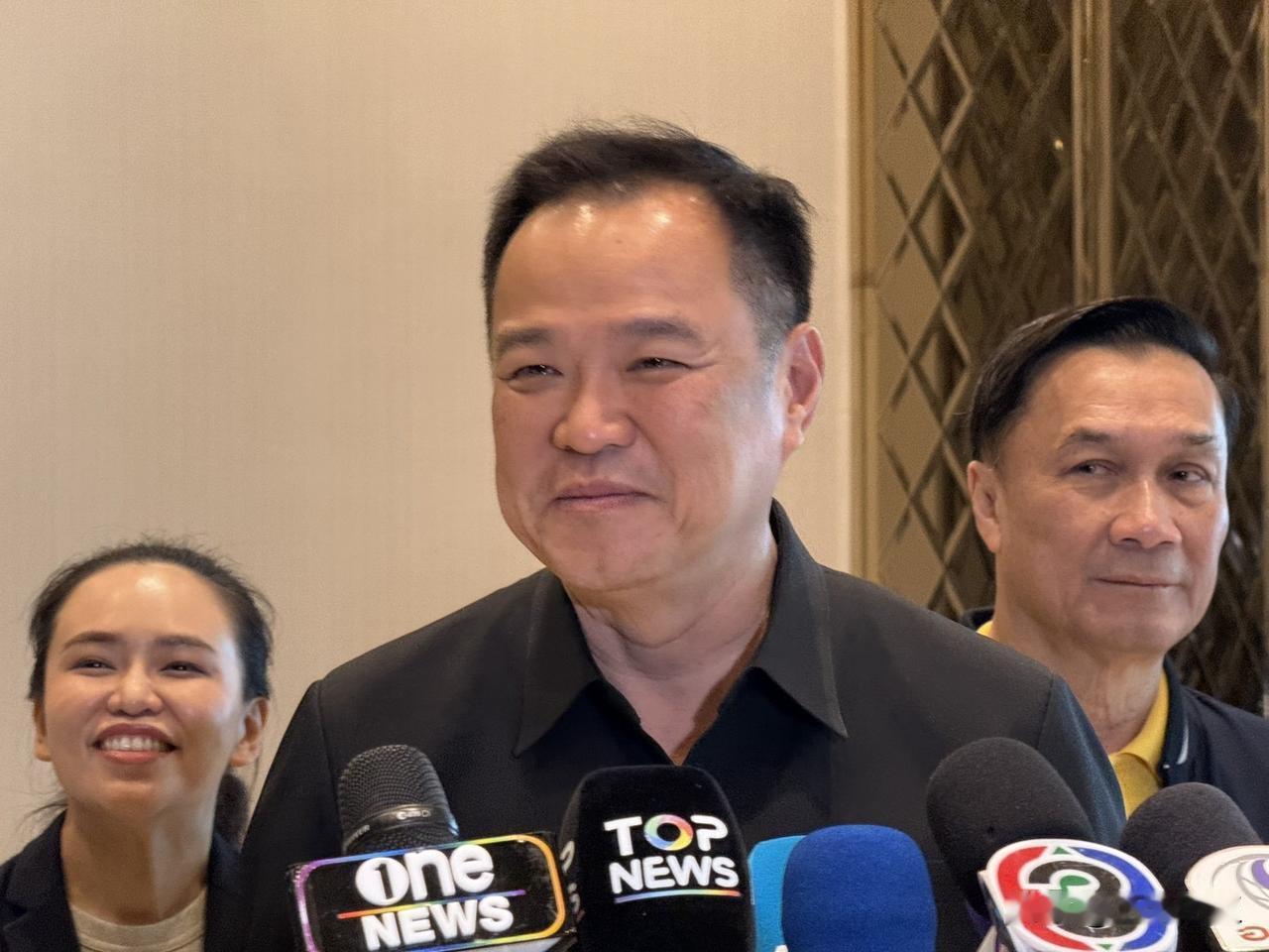 周六，泰国总理兼内政部长阿努丁提到前进步党魁皮塔·利姆查罗纳特的案件。他质疑政府