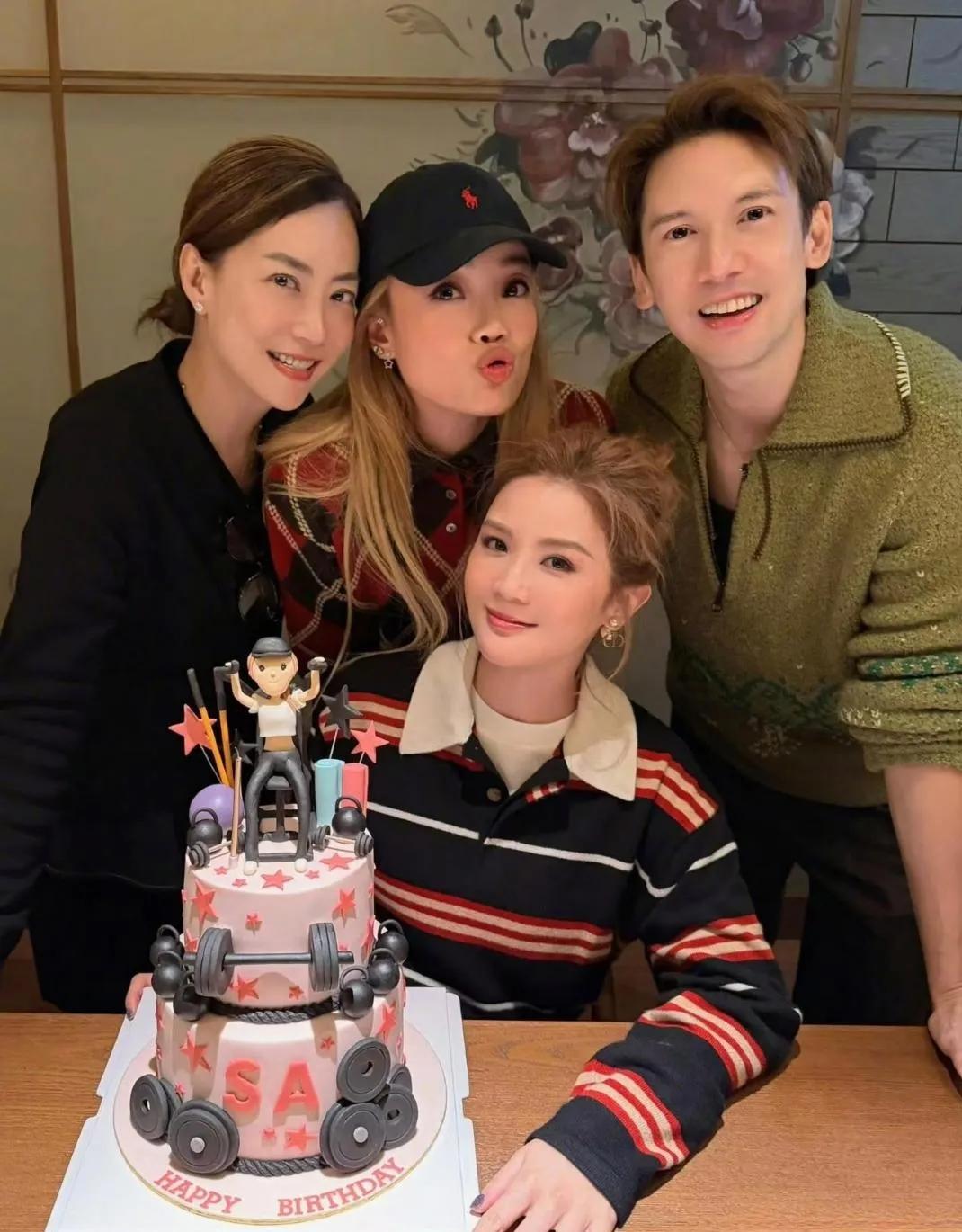 阿Sa蔡卓妍43岁生日宴状态绝！丸子头配好友庆生，少女感直接拉满阿Sa蔡卓