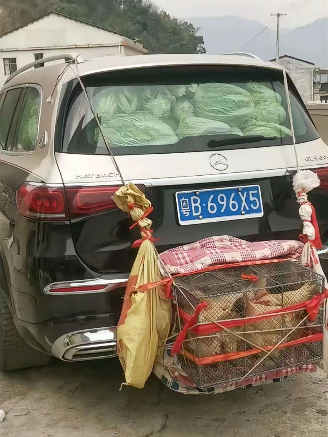 以前回村：车标就是通行证，油箱里装的都是面子。现在回村：管你A8还是奔驰，后备箱