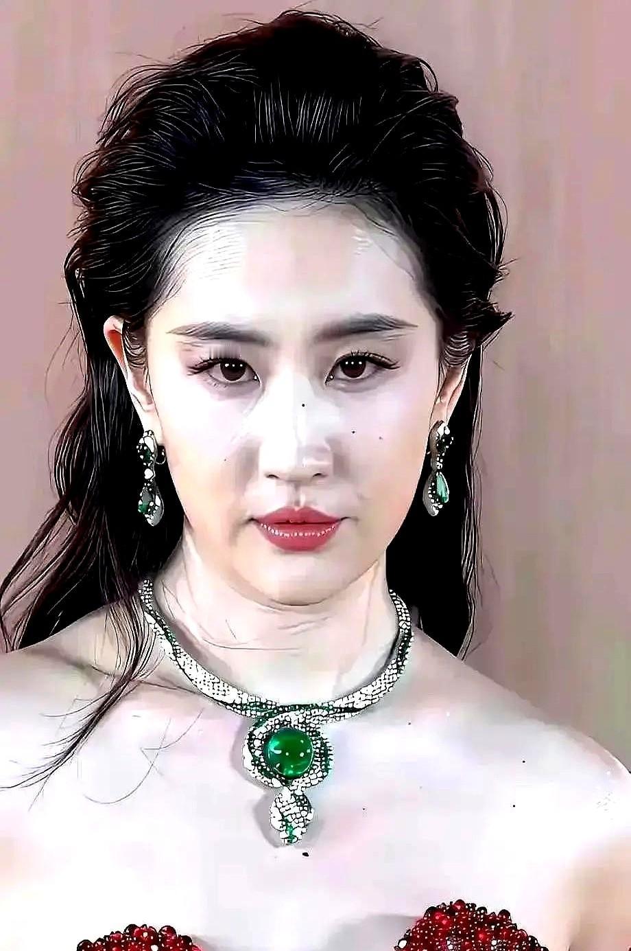 刘亦菲大腿上的一道褶子，竟然让LV裙子多卖了17%？说的是LV早春秀场直播。