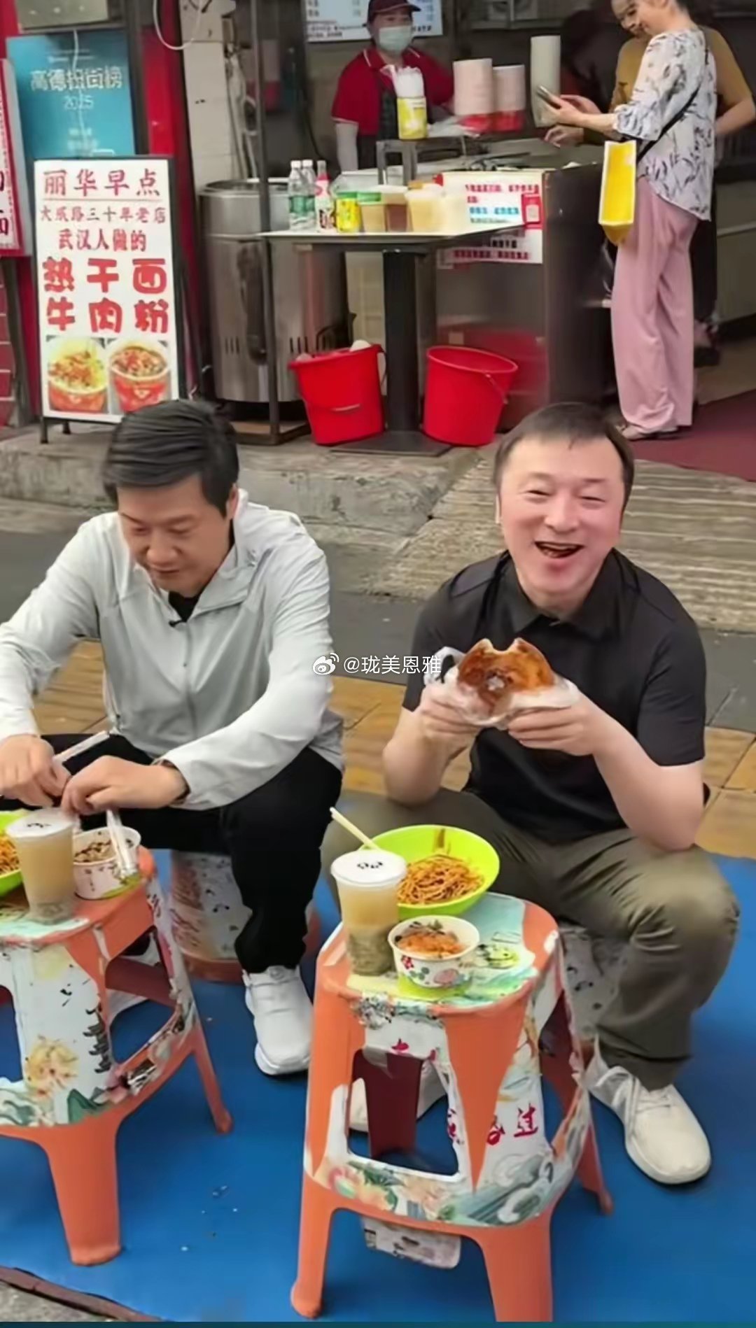 雷军第一次喝这种包装的饮品雷总一直在撕饮品上面的盖子，没撕掉旁边同行同事看到急忙