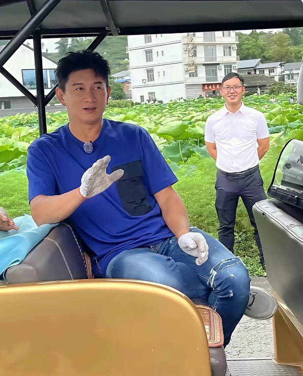 吴奇隆上新综艺啦！瞧着比之前瘦好多。节目里表现超棒，魅力依旧，让人眼前一亮，期待