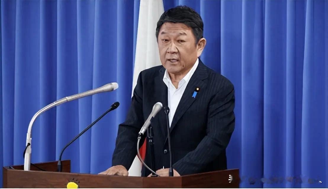 台湾问题上，日本玩不了两头！外相一句"立场一贯"，把该说的全咽回去——但高市早苗