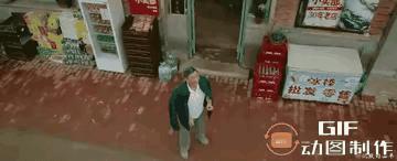 这位小卖部大爷，一定是军迷圈里最让人羡慕的了，一抬眼看见了守护神州的“神兽”。