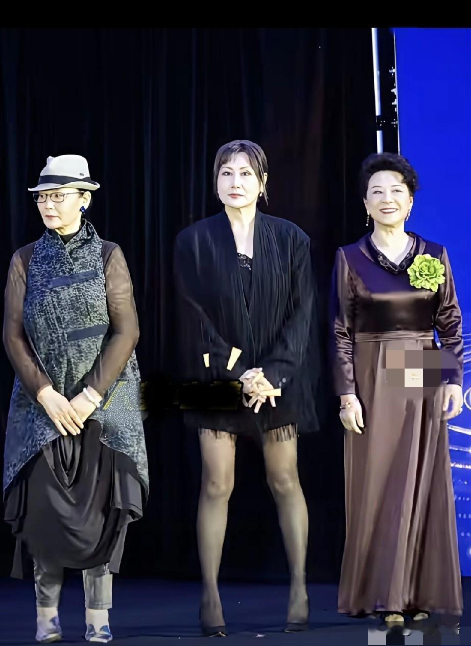 双腿叉开，霸气十足的张凯丽和潘虹、王馥荔同框。人们一边倒的，为久不现江湖的王馥