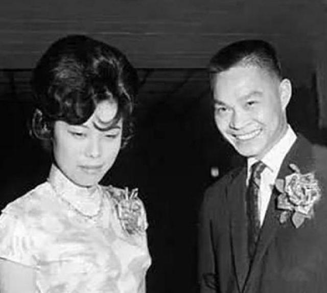 1957年，张清荣逃到台湾，不仅得到老蒋颁发的500两赏金，还娶了美娇妻。但是仅