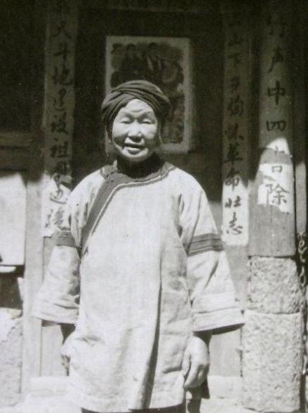 1943年，一个女乞丐正要出城，日军怀疑她是地下党，竟让她当众脱下衣服，这时，女