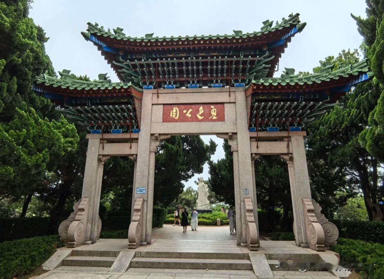 来青岛看海，别只挤热门沙滩！藏在市南区海边的鲁迅公园，是我私藏的免费治愈宝地。这