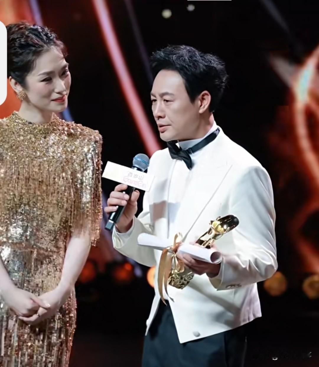 张颂文，获“金爵影帝”，观众不淡定了……今天，看到演员张颂文上台领奖，我很震