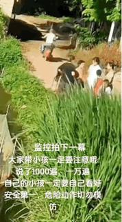 本来倒船上了也没事，一紧张自己又跳水里了，这水喝得冤不[笑着哭]