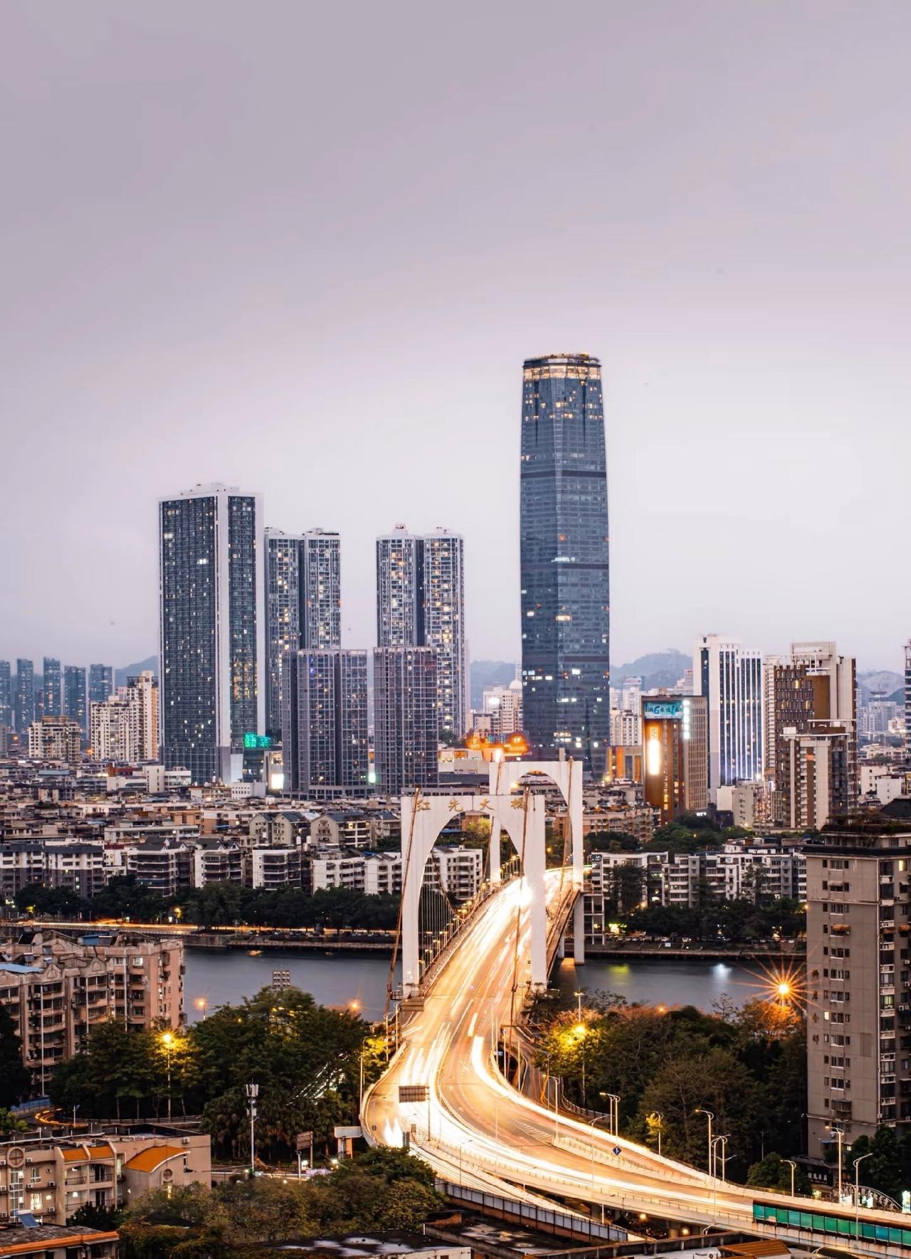 柳州的城建水平。曾差点成首府不是没道理——路宽景美，绿化铺到了街角，连空气里